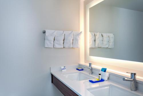 y baño con lavabo blanco y espejo. en Holiday Inn Express Tampa-Brandon, an IHG Hotel, en Brandon