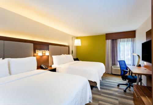 Habitación de hotel con 2 camas y escritorio en Holiday Inn Express Tampa-Brandon, an IHG Hotel, en Brandon