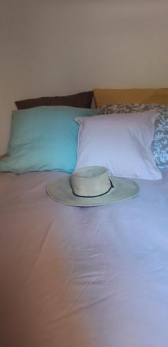 un sombrero sentado en la parte superior de una cama en ELSA., en La Ciotat