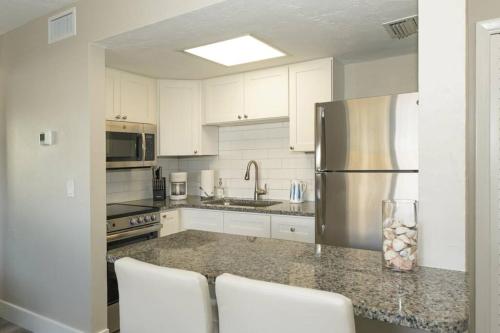 Η κουζίνα ή μικρή κουζίνα στο Siesta Key Village-Suite #2: A block to the Beach!