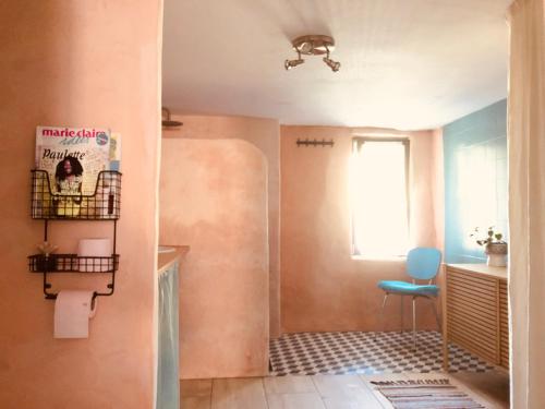 Bilik mandi di Gîte Tanagra : Maison avec piscine et vue exceptionnelle