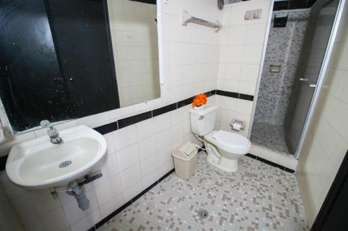 y baño con lavabo, aseo y ducha. en Toscana Suite 10-18, en Cartagena de Indias