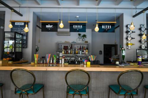 een bar met twee stoelen aan een balie bij Kalamaki Zakynthos Apartments in Kalamaki