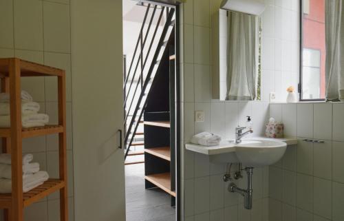 ein Bad mit einem Waschbecken und einem Spiegel in der Unterkunft Appartment Belle5 in Bellerive