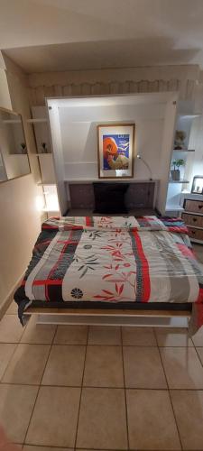 une chambre avec un lit dans une pièce dans l'établissement Situation exceptionnelle pour ce cosy studio avec terrasse SUR LAC, dans résidence avec PLAGE et ponton PRIVEE, à Duingt