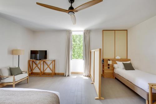 Habitación de hotel con 2 camas y ventana en Le logis de Valandraud, en Saint-Émilion