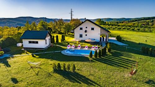 uma vista aérea de uma casa e de uma piscina em House "Dare to dream" em Vrdnik