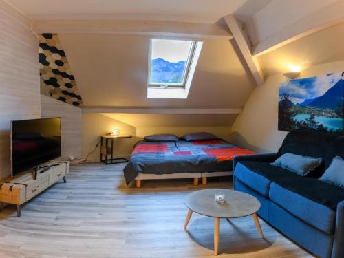 Katil atau katil-katil dalam bilik di Au bord du lac d’Annecy, logement type Loft, dans résidence avec plage et ponton privée