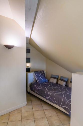 - une chambre avec un lit doté de draps et d'oreillers violets dans l'établissement Logement atypique avec vue unique panoramique sur le lac d’Annecy, dans une résidence avec plage et ponton privée sur la commune de Duingt (Rive gauche du lac)., à Duingt