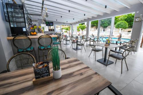een restaurant met tafels en stoelen en een toonbank bij Kalamaki Zakynthos Apartments in Kalamaki
