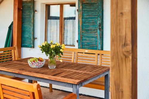 a wooden table with a vase of flowers on it at Ferienhaus "Am Wäldle" in Feldberg