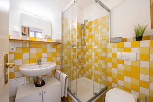 y baño con lavabo, ducha y aseo. en Altstadtwohnung in TOP-Lage nähe Zwinger, en Dresden