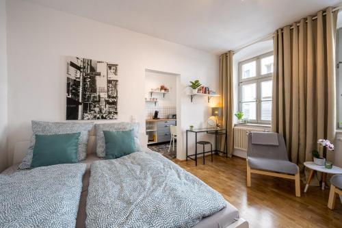 1 dormitorio con cama, escritorio y silla en Altstadtwohnung in TOP-Lage nähe Zwinger, en Dresden