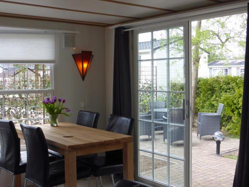 Posezení v ubytování Tiny house Appelvinkje, huisje met bedstee in bosrijke omgeving