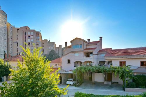 2BR Premium, Fireplace & Parking Zadar