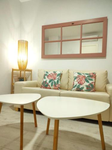 - un salon avec un canapé et une table dans l'établissement Estudio céntrico, à Conil de la Frontera