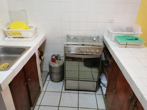 uma cozinha com um fogão e um lavatório em Gorgona Peaceful House em Nueva Gorgona