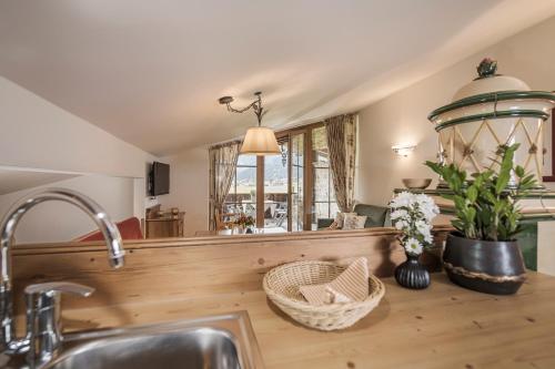 A kitchen or kitchenette at Aparthotel Stacherhof