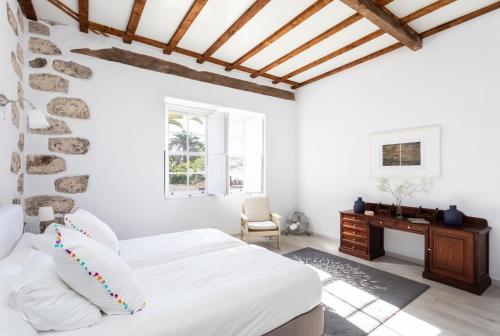 A bed or beds in a room at Detached Villa with Garden, Heated and Private Pool, Sea View, Parking Free