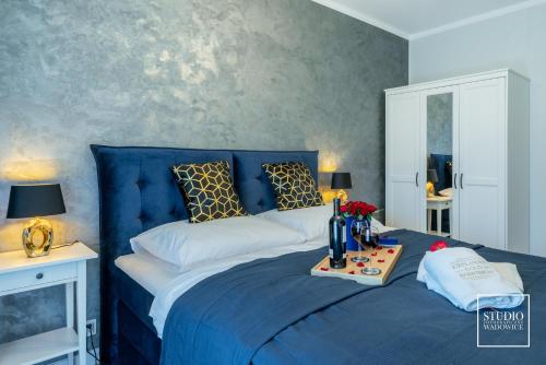 sypialnia z niebieskim łóżkiem z niebieską głową w obiekcie Exclusive Gold Apartment w Krakowie