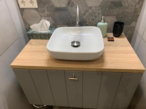 a white sink sitting on top of a counter in a bathroom at Logies Zen & Zilt Veere in Veere