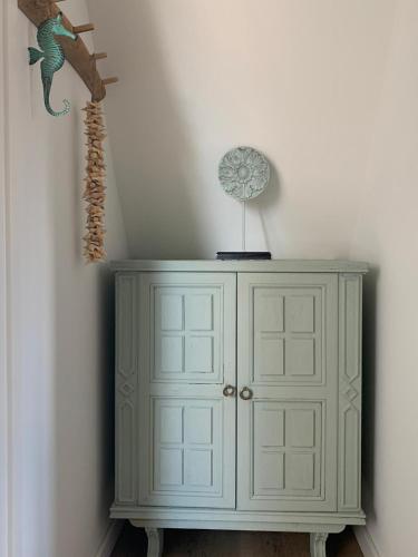 a white cabinet in the corner of a room at Logies Zen & Zilt Veere in Veere