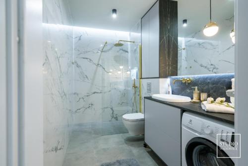 Ванна кімната в Exclusive Gold Apartment