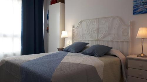 1 dormitorio con 1 cama con 2 almohadas en Malagueta & Port, en Málaga