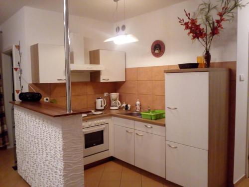Kuchyňa alebo kuchynka v ubytovaní Apartament TOSIA mieści się w pobliżu Plaży Zachodniej 450 m. Do dyspozycji jest też mały ogródek z miejscem na wypicie porannej kawy. Na osiedlu sąsiadującym ze sklepem Netto oraz Żabką, znajduje się plac zabaw dla dzieci oraz boisko do gry w piłkę.