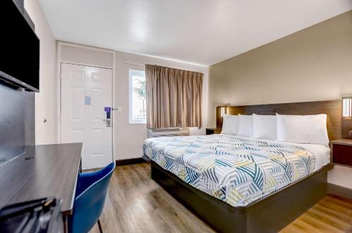 Кровать или кровати в номере Motel 6-San Bernardino, CA - South