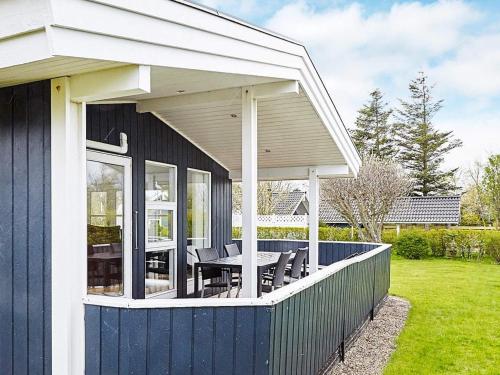 una casa con patio con mesa y sillas en 6 person holiday home in Slagelse, en Slagelse
