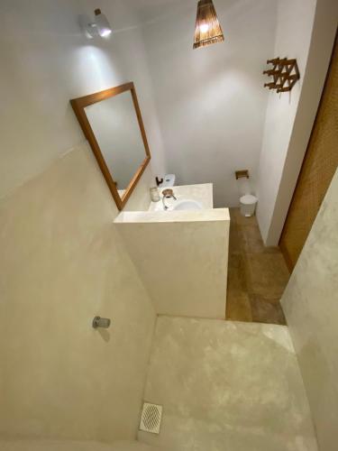 a bathroom with a sink and a mirror at Navegantes Praia in Guajiru