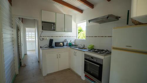 Η κουζίνα ή μικρή κουζίνα στο KALINAGO - Les Villas KIKKO