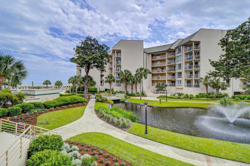 un immeuble d'appartements avec un étang et une fontaine dans l'établissement Villamare, à Île de Hilton-Head
