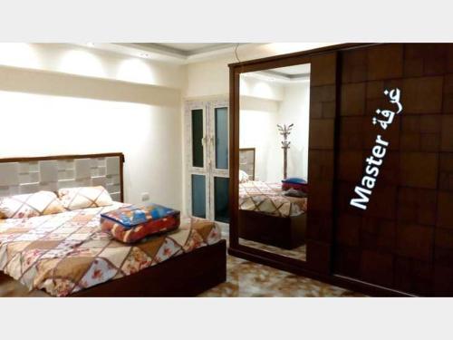1 dormitorio con espejo grande y cama en Private property en El Cairo