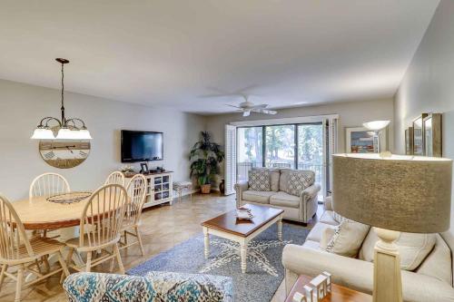 ein Wohnzimmer mit einem Sofa und einem Tisch in der Unterkunft Beckenham in Hilton Head Island