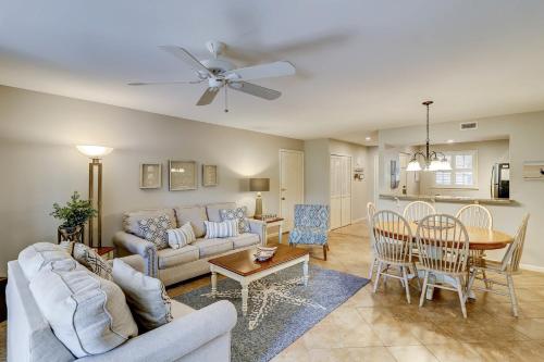 ein Wohnzimmer mit einem Sofa und einem Tisch in der Unterkunft Beckenham in Hilton Head Island