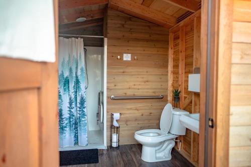 uma casa de banho com um WC e um lavatório em Wildhaven Sonoma Glamping em Healdsburg