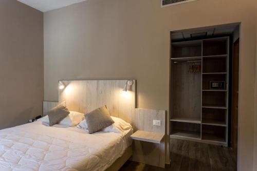 En eller flere senge i et værelse på Hotel Terme di Frasassi