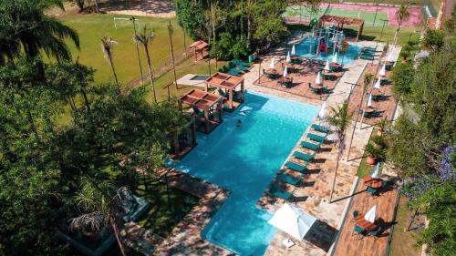 an overhead view of a swimming pool with lounges at Hotel Pousada do Bosque in Ponta Porã