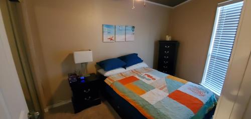 En eller flere senge i et værelse på Waterfront North Beach Condo with beach and pool access