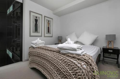 - une chambre avec un lit et des serviettes dans l'établissement QV Modern Design 1 Bedroom Apt with Wifi - 856, à Auckland