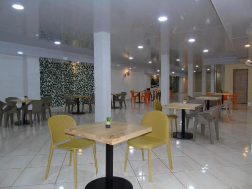 a restaurant with tables and chairs in a room at Hotel Paradise del Cafe in Pereira