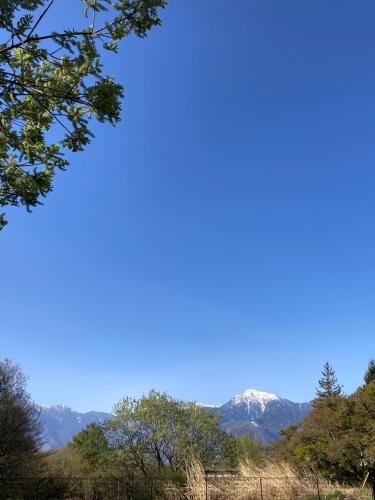 a clear blue sky with mountains in the background at Yatsugatake Cottage in Hokuto