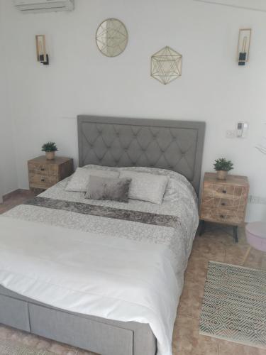 Postel nebo postele na pokoji v ubytování Melanos Residence 2 bdrm townhouse with private pool