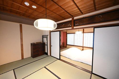 松江市にあるManabi-stay Matsue 駅近伊勢宮町どこに行くにも最高に便利な古民家一棟貸切ホテルのギャラリーの写真