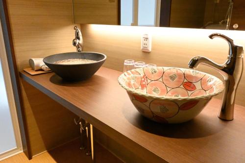 松江市にあるManabi-stay Matsue 駅近伊勢宮町どこに行くにも最高に便利な古民家一棟貸切ホテルの洗面台付カウンター