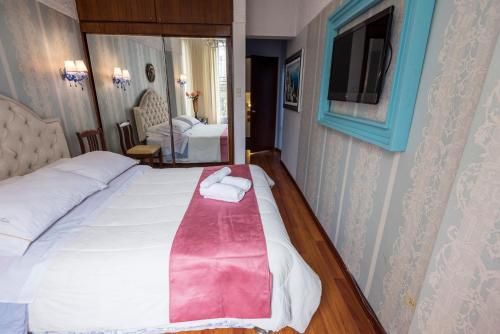 a bedroom with a bed with a pink blanket on it at INTI KILLA Hostel in Lima
