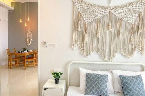 una camera con letto e una sala da pranzo con tavolo di D'Bohemia Suite by Nest Home 【Paradigm Mall】 a Petaling Jaya