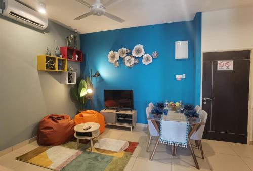 een woonkamer met een tafel en een blauwe muur bij Urban Loft@Midhill Genting (Free Wi-Fi) in Genting Highlands